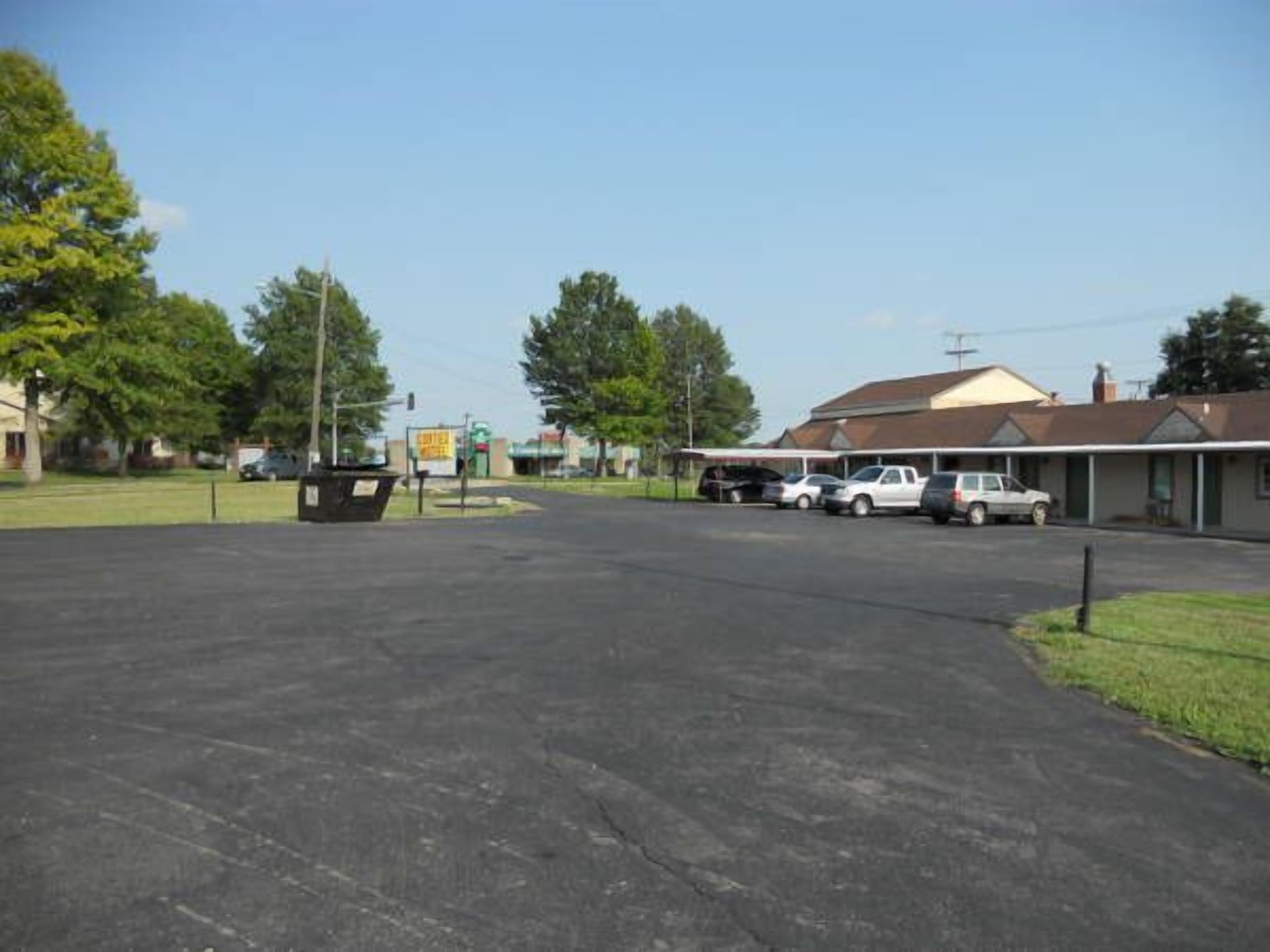 Relax and Recharge in Knights Inn Harrisonville! Free Parking, Pets Allowed