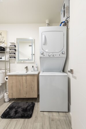 Sèche-cheveux, serviettes fournies, savon, shampoing