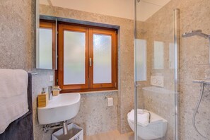Dusche, Haartrockner, Handtücher, Seife