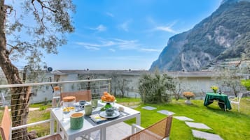 Nhà dành cho gia đình, nhiều phòng ngủ (Relais Nanzello Garda Living 2) | Khu ẩm thực ngoài trời