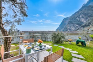 Casa familiar, varias habitaciones (Relais Nanzello Garda Living 2) | Restaurante al aire libre