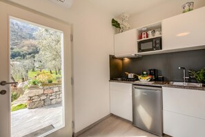 Maison familiale, plusieurs chambres (Relais Nanzello Garda Living 2) | Cuisine privée | Réfrigérateur, four à micro-ondes, surface de cuisson, cafetiÚre-théiÚre