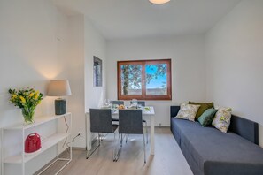 Nhà dành cho gia đình, nhiều phòng ngủ (Relais Nanzello Garda Living 2) | Khu phòng khách | TV màn hình phẳng 21-inch có truyền hình cáp 