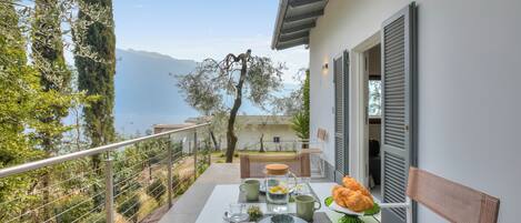 Familienhaus, Mehrere Schlafzimmer (Relais Nanzello Garda Living 1) | Speisen im Freien