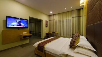 Deluxe Suite | In-room safe, soundproofing, free WiFi