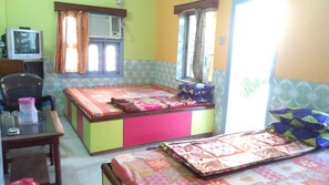 스탠다드 쿼드룸 | 책상, 노트북 작업 공간, 침대 시트