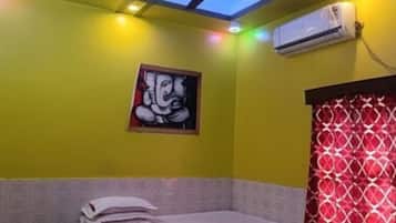 Standard Double Room | Desk, laptop workspace, bed sheets