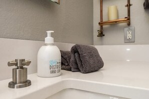 Regadera, secadora de cabello, toallas, shampoo 