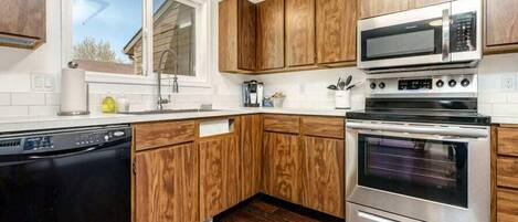 Jääkaappi, mikroaaltouuni, uuni, liesi