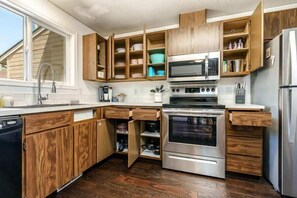 Fridge, microwave, oven, stovetop - #StayInMyDistrict Furnished Monthly Townhome (Boise)