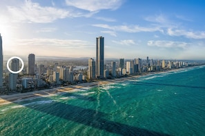 在海灘附近