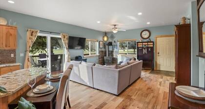 Stoneridge Retreat: Golf Course Views & Mountain Escape