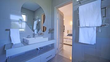 Biệt thự Cao cấp, quang cảnh hồ | Phòng tắm | Vòi sen phun mưa, đồ dùng nhà tắm được thiết kế riêng, máy sấy tóc