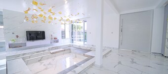 EL AMO LAKEVIEW VILLA