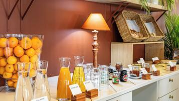 Een ontbijtbuffet met verschillende vruchtensappen en jam.