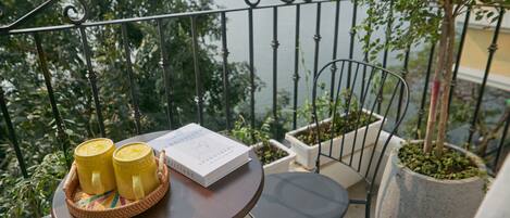 Deluxe Studio, 1 Queen Bed, Lake View | Balcony