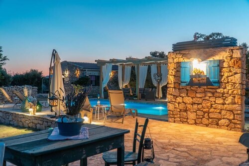 House in the heart of unique island nature. Pool, nature, peace and quiet. 