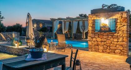 House in the heart of unique island nature. Pool, nature, peace and quiet.