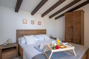 5 bedrooms, iron/ironing board, WiFi, bed sheets