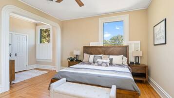 5 slaapkamers, een bureau, een strijkplank/strijkijzer, gratis wifi