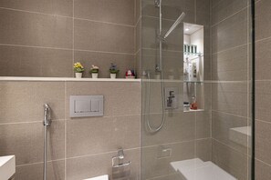 Hair dryer, towels, soap, toilet paper - Stunning one-bedroom apartment in Dubai Marina & JBR (Dubai)