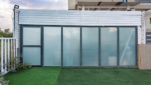 Ein modernes Gebäude mit großen Glasfenstern und einer flachen Dachkonstruktion.