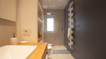 Douche, sĂšche-cheveux