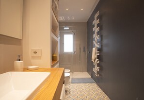 Een douche, een haardroger, handdoeken