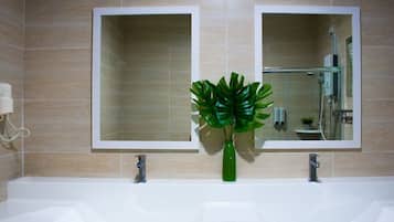 Family House | Bathroom | Free toiletries, hair dryer