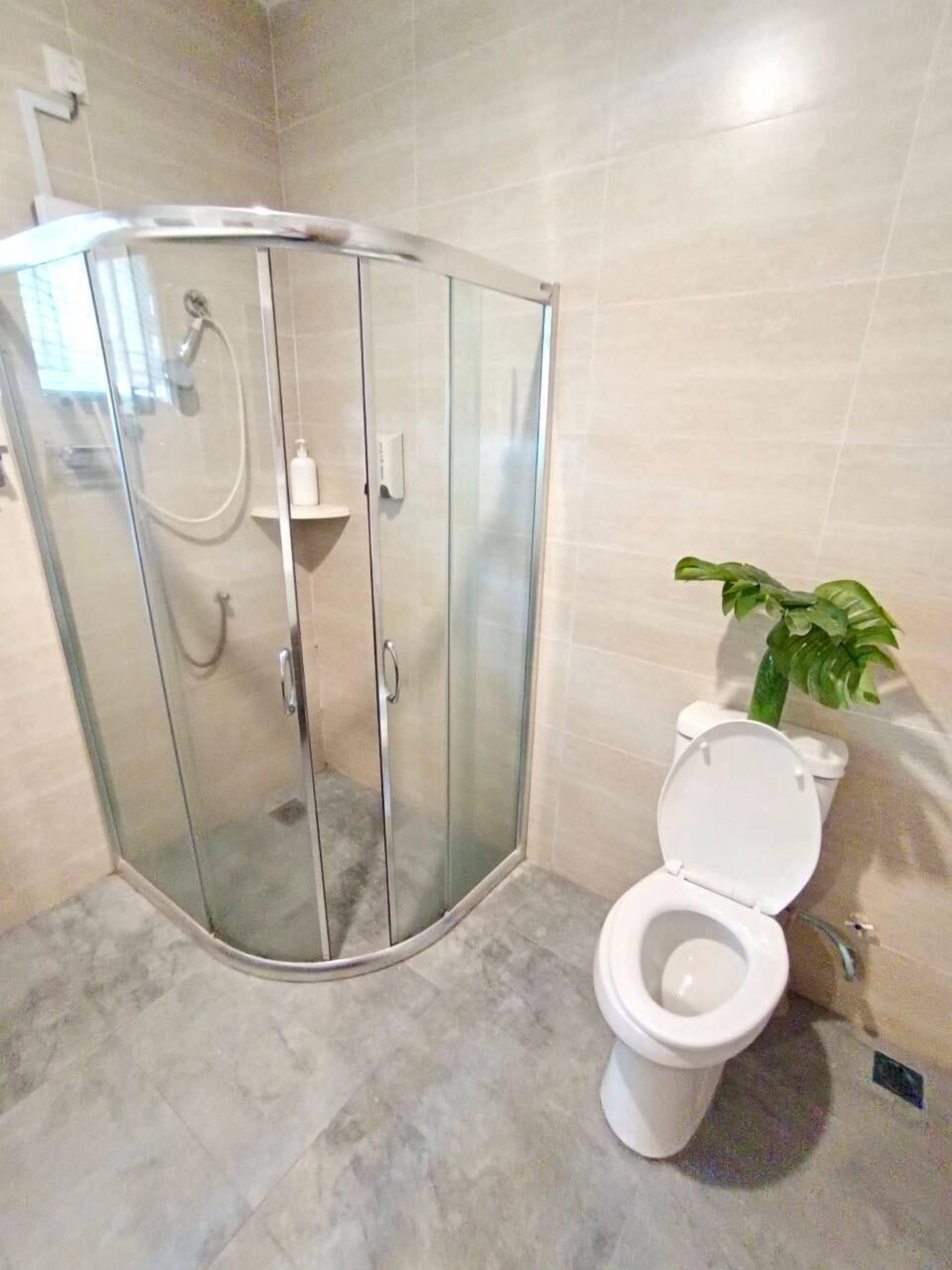 Family House, 4 Bedrooms, Non Smoking | Bathroom | Shower, rainfall showerhead, free toiletries, hair dryer