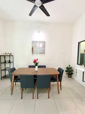 Family House | In-room dining - Tropical Livings Meru Ipoh Homestay (Ipoh)