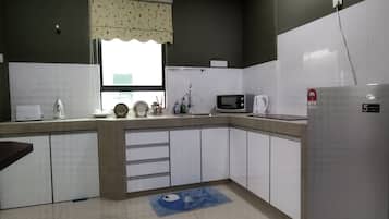 Nhà dành cho gia đình | Bếp riêng | Tủ lạnh, lò vi sóng, ấm điện, dụng cụ nấu nướng/bát dĩa/dao nĩa