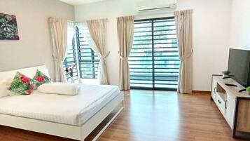 4 bedrooms, desk, blackout curtains, soundproofing