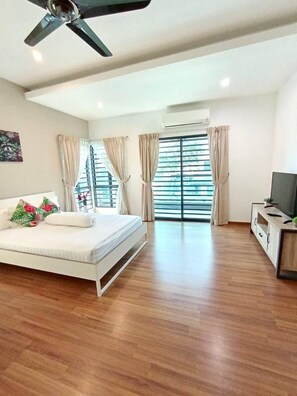 Nhà dành cho gia đình | 4 phòng ngủ, bàn, màn/rèm cản sáng, phòng cách âm 