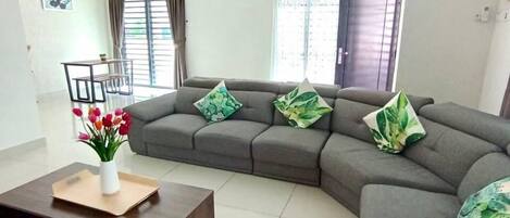 Casa familiar | Área de sala de estar | Televisión de pantalla plana