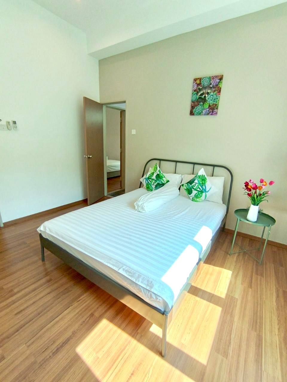 Un dormitorio moderno con una cama, una mesita de noche pequeña y una puerta que da a otra habitación.