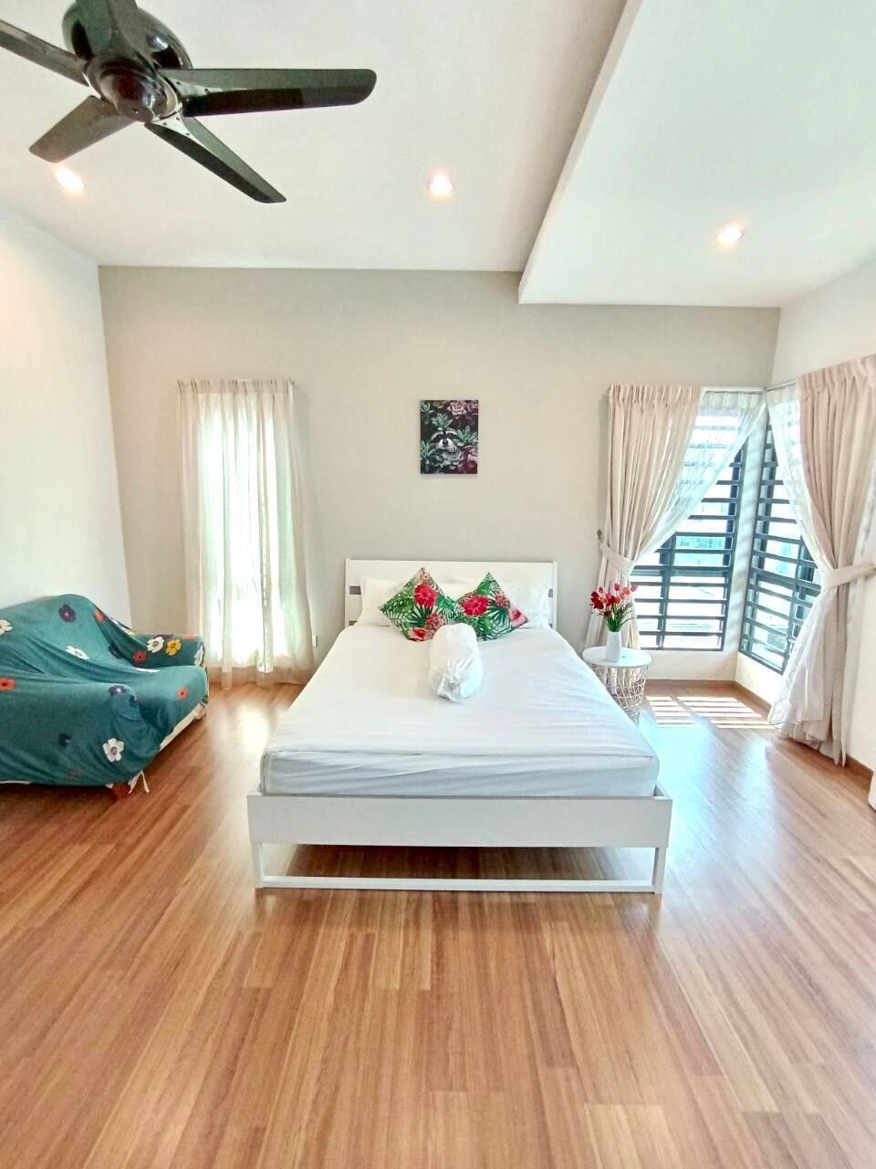 Casa familiar | 4 habitaciones, escritorio, cortinas blackout y insonorización 