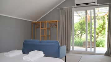 Deluxe tent, uitzicht op tuin | Luxe beddengoed, bedden met traagschuimmatrassen, beddengoed
