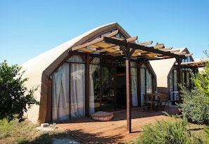 Luxury Tent, Garden View | Premium bedding, memory foam beds, bed sheets - Quonset Glamping (Seferihisar)