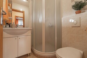 家庭公寓, 多間臥室, 山間 (Tourist Farm Škrbina Apartment 1) | 浴室 | 淋浴設備、毛巾、肥皂、洗髮精