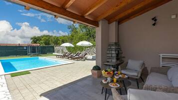 Maison Familiale, plusieurs chambres (Holiday Home Asteria) | Piscine | Piscine extérieure (ouverte en saison)