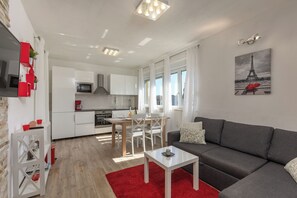 21-inch flat-screen TV with satellite channels, TV - Riscossa Apartments (Labin)