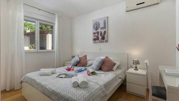 Familienhaus, 2 Schlafzimmer, Mikrowelle (Asteria Villa with Private Pool -) | 2 Schlafzimmer, Bügeleisen/Bügelbrett, WLAN