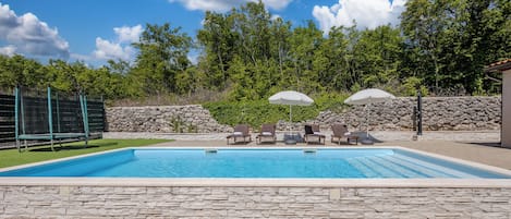 Una piscina al aire libre de temporada