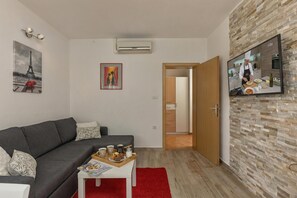Family House, Multiple Bedrooms (Holiday Home Asteria) | Living area | 21-inch flat-screen TV with satellite channels, TV - Holiday Home Asteria (Labin)