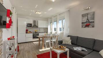 Maison Familiale, plusieurs chambres (Holiday Home Asteria) | Coin séjour | Télévision à écran plat de 21 pouces avec chaînes par satellite