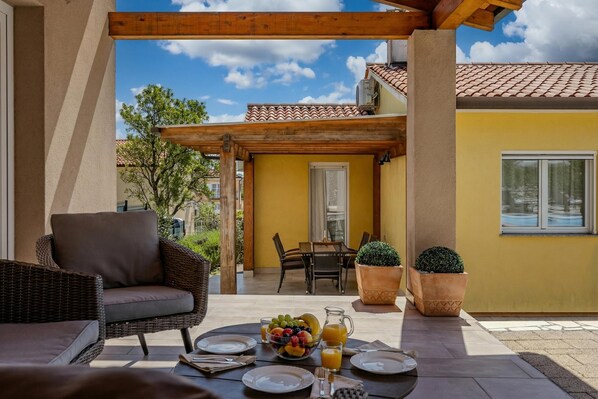Familie huis, meerdere slaapkamers (Holiday Home Asteria) | Buiten dineren