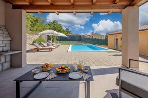 Piscine extérieure en saison