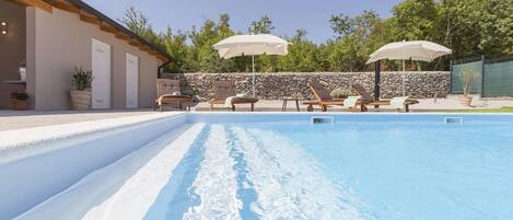 สระว่ายน้ำกลางแจ้งเปิดตามฤดูกาล