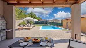 Maison familiale, 2 chambres, four à micro-ondes (Aurea Villa with Private Pool - Labin) | Piscine | Piscine extérieure en saison